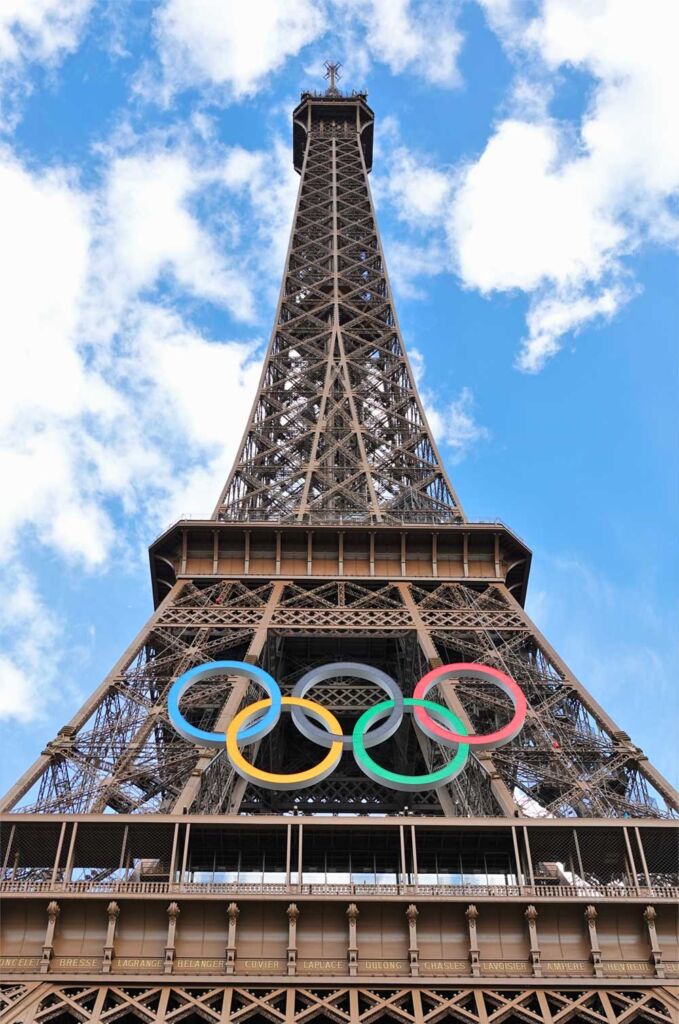 Torre Eiffel com os arcos olímpicos, nas Olimpíadas Paris 2024 (Imagem: Wikimedia Commons)