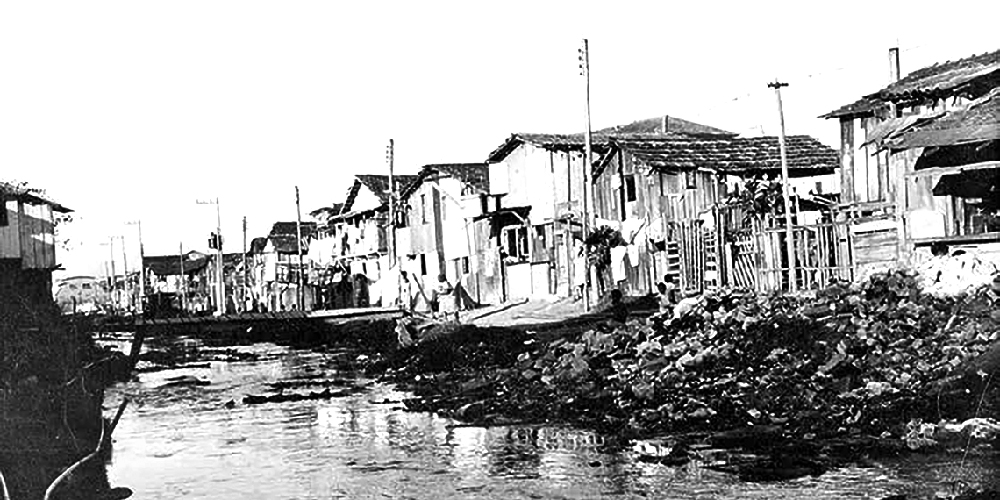 Fotografia em preto e branco da favela do jacarezinho, 1965, Rio jacaré e casas