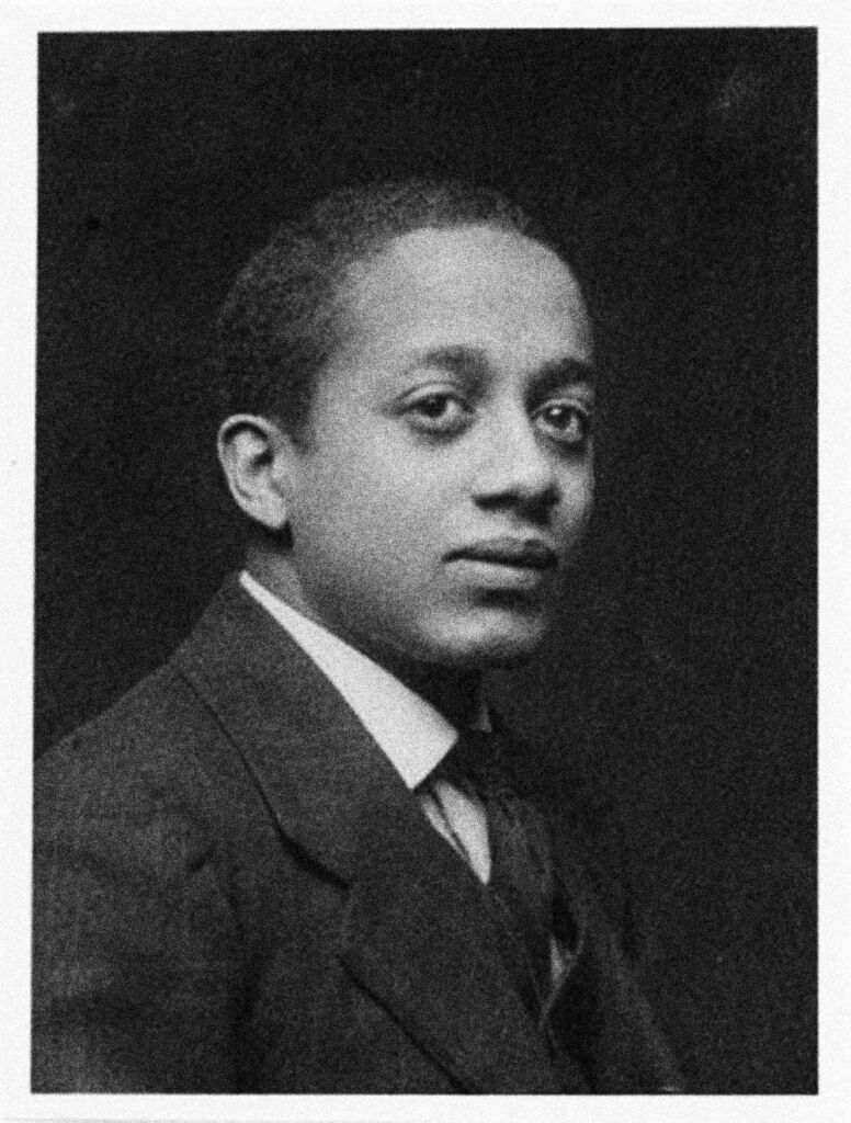 Alain LeRoy Locke, filósofo e líder do movimento Harlem Renaissance, retratado com traje formal, simbolizando moda, intelectualidade e poder.