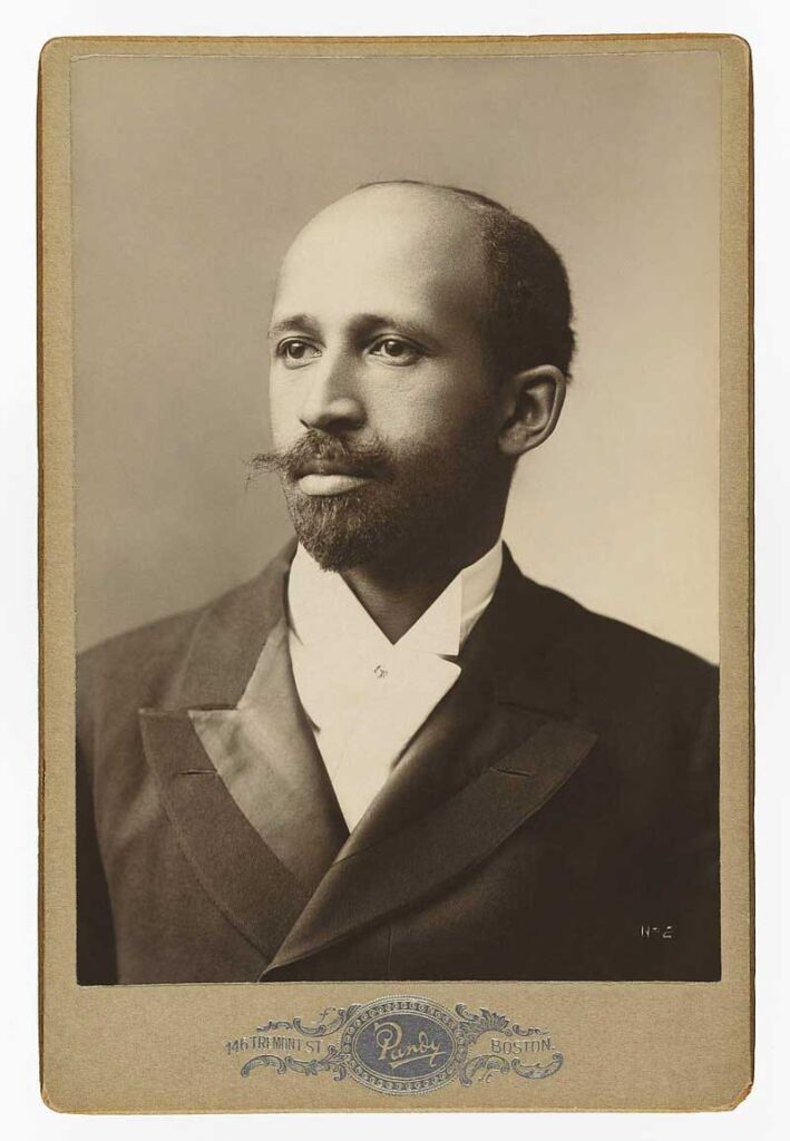 W.E.B. Du Bois, um ícone da moda e poder, retratado em um traje elegante e formal em 1907, destacando sua influência como intelectual e ativista.