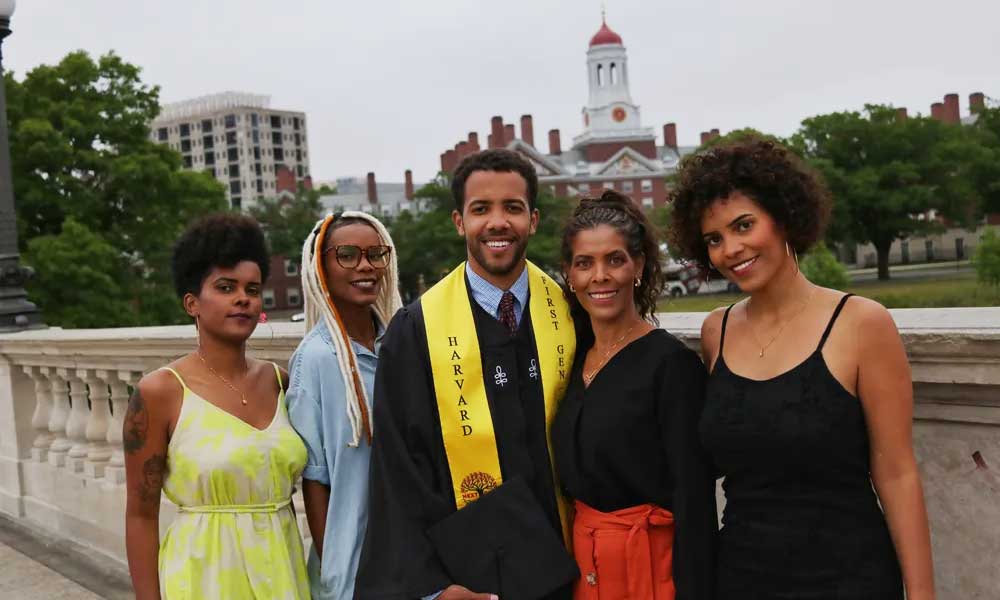 No dia da formatura, Arthur recebeu a visita das três irmãs e da mãe (Imagem: Arquivo pessoal)