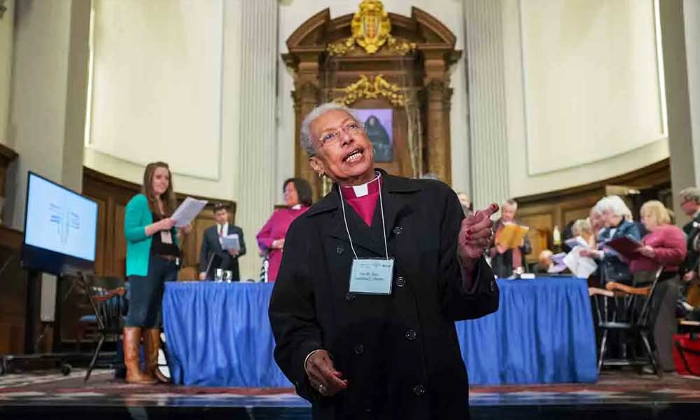 A bispo aposentada Suffragan Barbara Harris lidera a Diocese de Massachusetts cantando hinos durante a convenção de eleição de 2014. (Imagem: Matthew Cavanaugh | Diocese de Massachusetts)