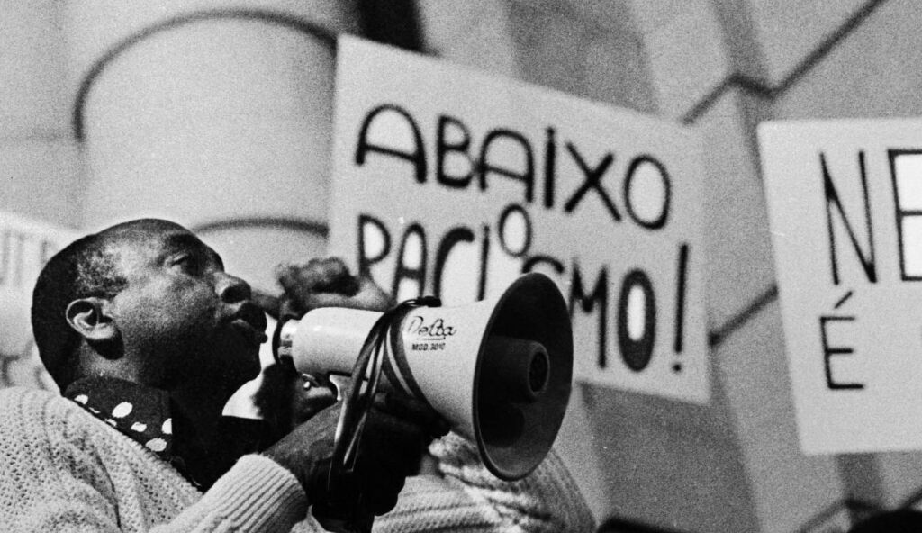 Capa Coluna Pauta Pública – Manifestação pela fundação do Movimento Negro Unificado, nas escadarias do Theatro Municipal de São Paulo, em 7 de julho de 1978 – Imagem: Jesus Carlos