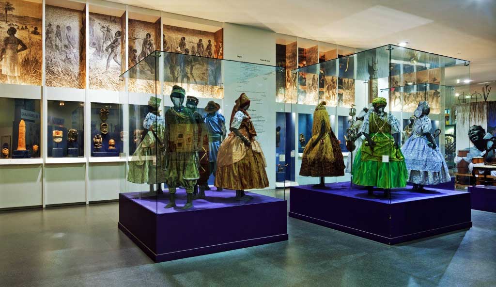 Indumentárias dos orixás no núcleo de religiosidades do Museu Afro Brasil (Imagem: Nelson Kon)