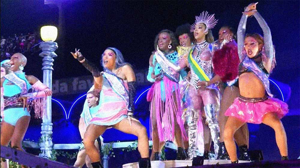 Erika Hilton desfila na Sapucaí com a faixa presencial, em homenagem a Xica Manicongo. (Imagem: Globo | Reprodução)