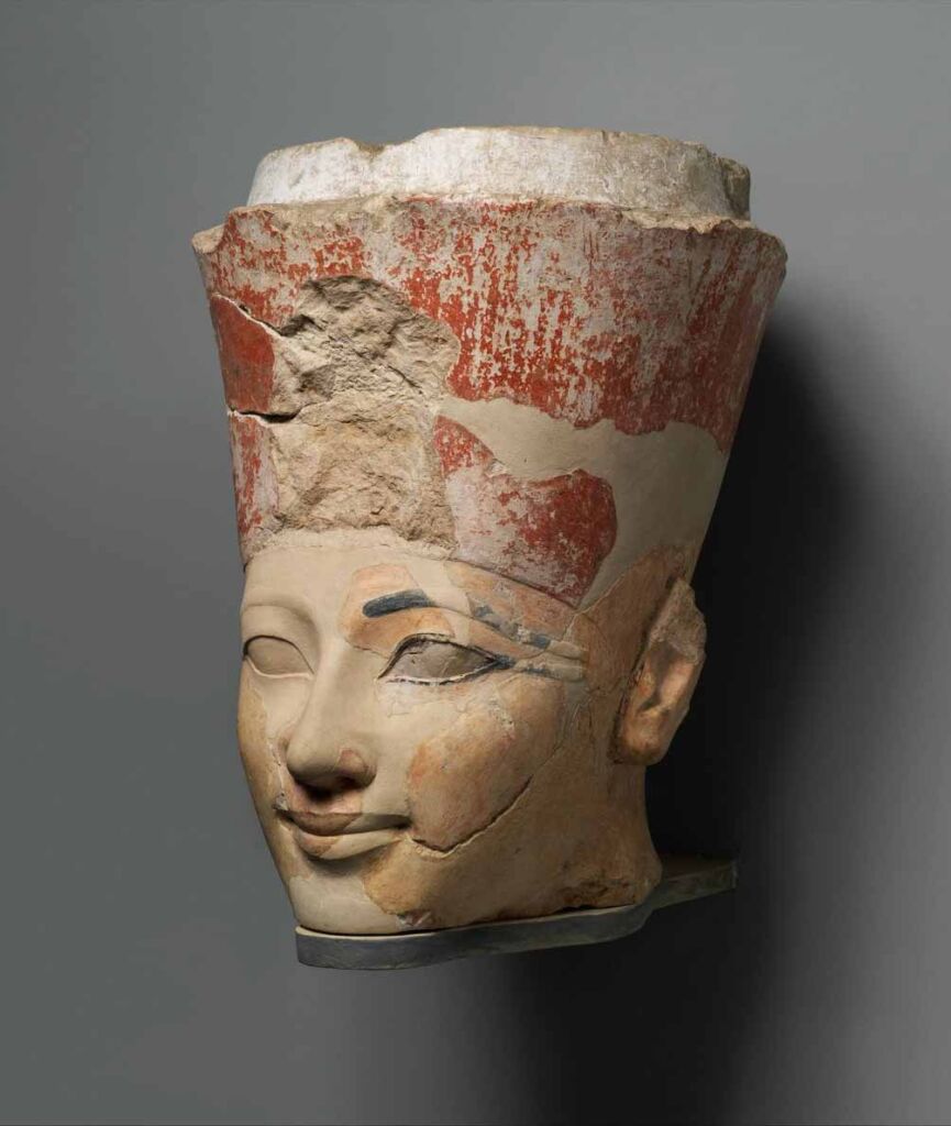 Uma das estátuas de Hatshepsut, escavada na década de 1920. Encontrada em vários pedaços, foi remontada antes de ser exposta no Metropolitan Museum of Art, em Nova York. (Imagem: MoMA, Rogers Fund, 1931; Domínio Público; CC0 1.0 Universal)