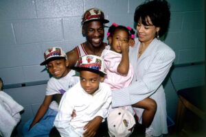 Michael Jordan com parte da sua família (Imagem: Andrew D. Aernstein/NBAE)