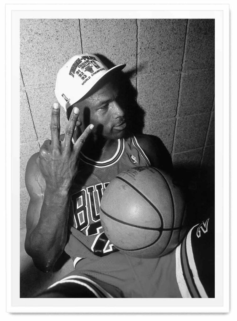 Michael Jordan de Boné com Bola de Basquete