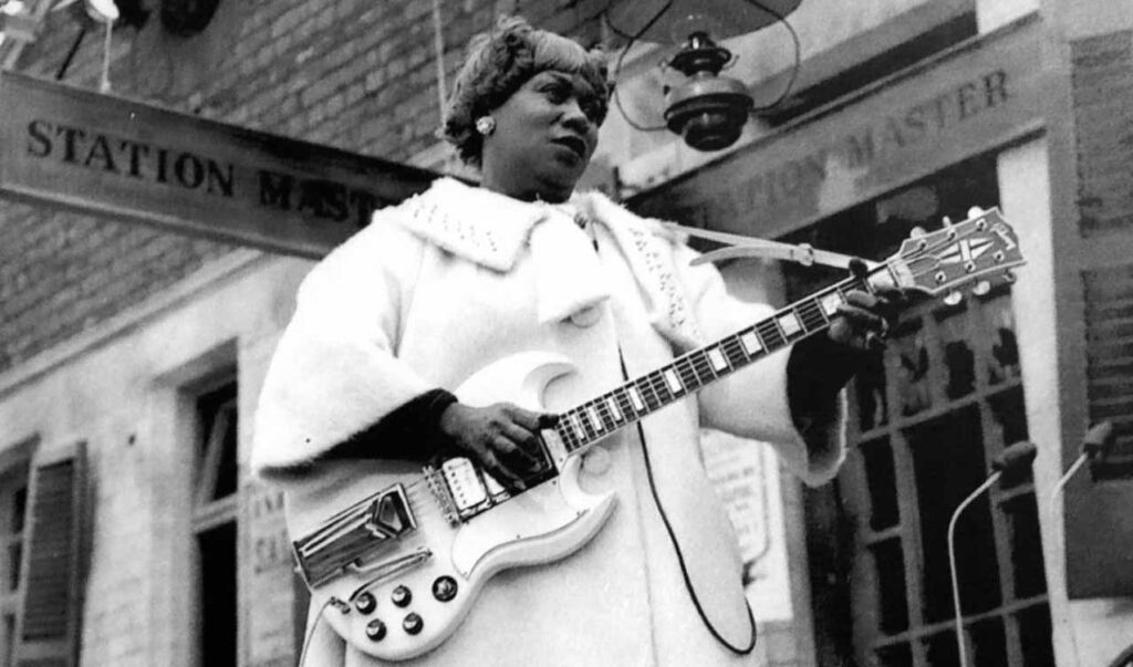 Sister Rosetta Tharpe canta e toca com Muddy Wtares em Manchester, Inglaterra (Imagem: Reprodução)