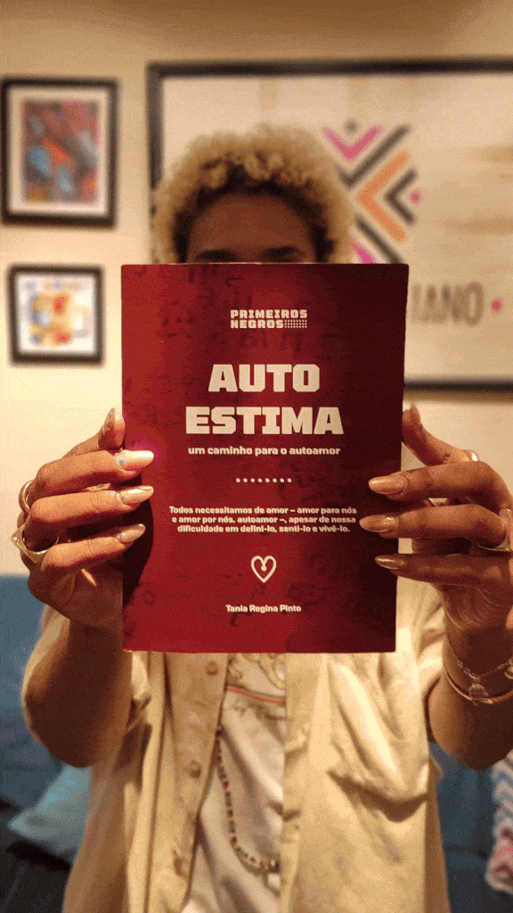 Gif de pessoas mostrando o Livro Autoestima, um caminho para o Autoamor, por Tania Regina Pinto