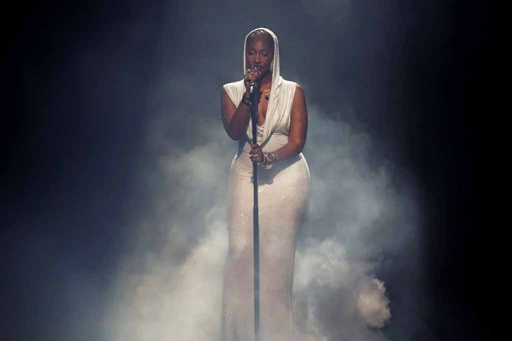 Tems durante sua performance no Billboard Women in Music (Imagem: Divulgação)