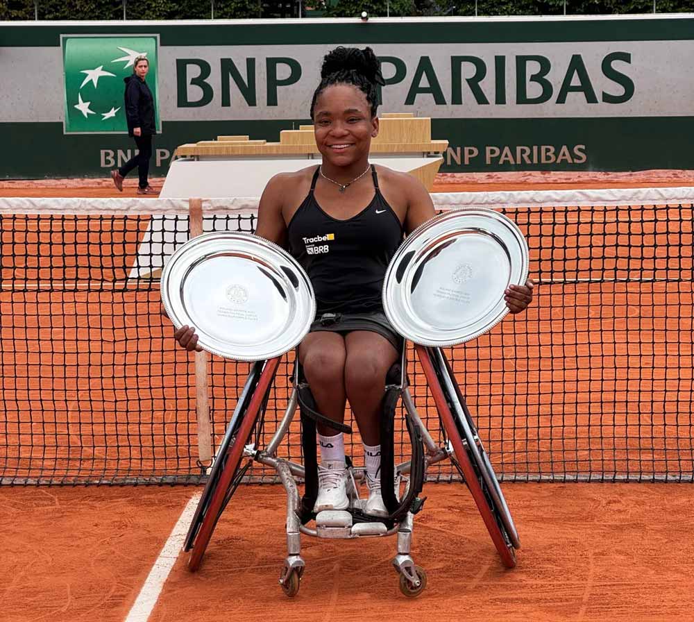 Vitória Miranda com seus títulos de Roland Garros (Imagem: Reprodução)