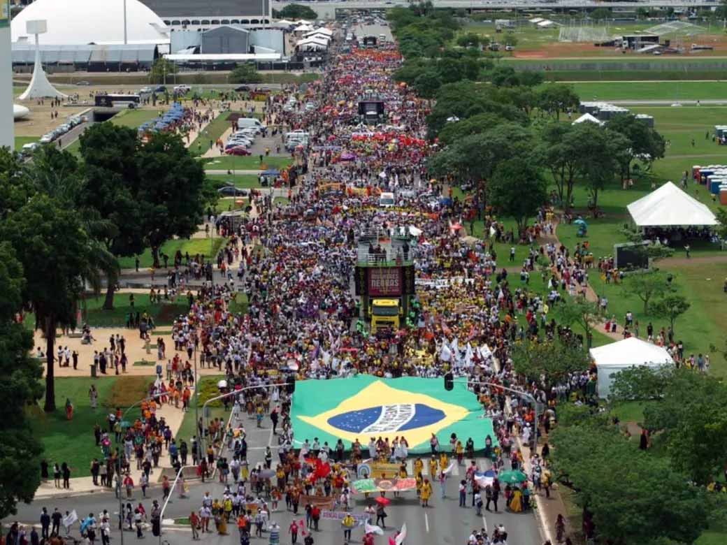 Marcha das Mulheres Negras na Esplanada dos Ministérios, em Brasília, em 25 de novembro de 2025. (Imagem: Gabriel Albernás/Lamparina)