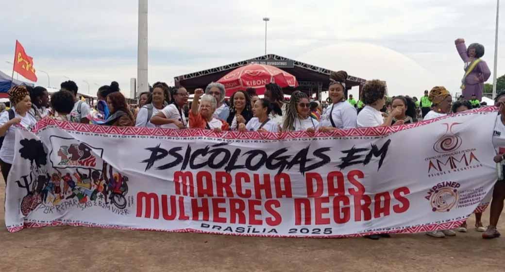 Profissionais da psicologia participam da Marcha das Mulheres Negras, em Brasília, em 25 de novembro de 2025.
(Imagem: Divulgação/AMMA Psique e Negritude)