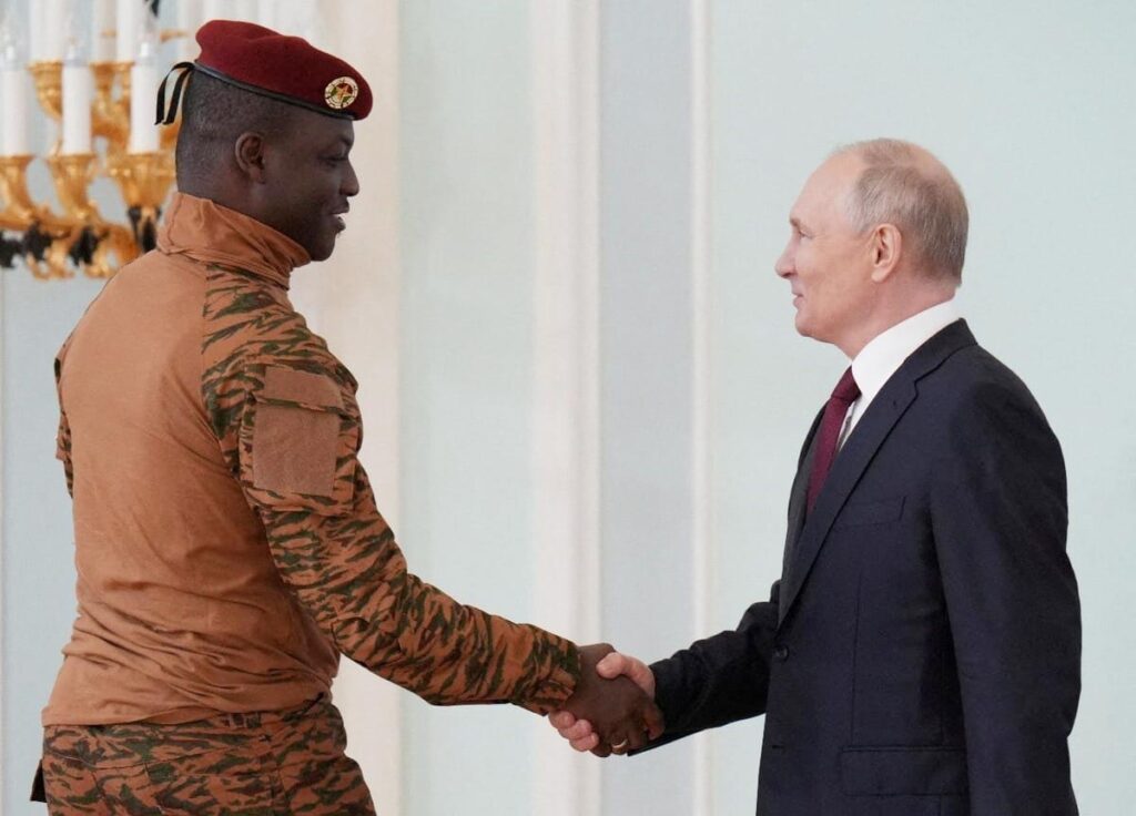 Ibrahim Traoré cumprimenta Vladimir Putin durante encontro diplomático entre Burkina Faso e Rússia.