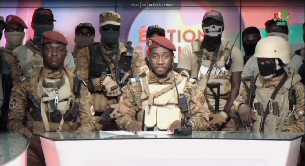 Militares armados aparecem em transmissão na televisão estatal de Burkina Faso durante anúncio sobre a destituição do líder militar Paul-Henri Damiba, em Ouagadougou.