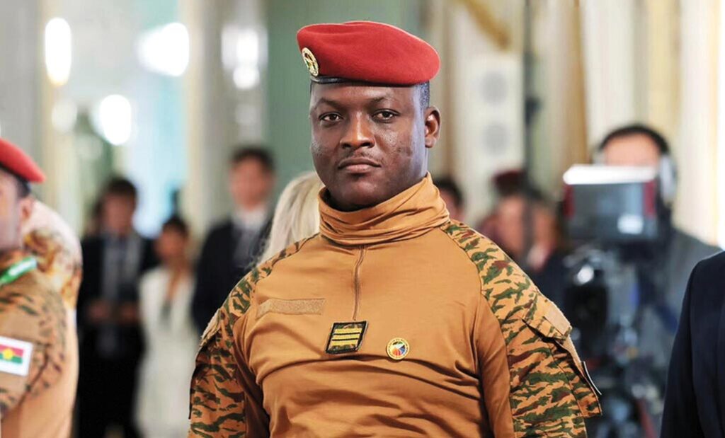 Ibrahim Traoré aparece usando uniforme militar e boina vermelha durante evento oficial, em imagem divulgada após assumir a liderança de Burkina Faso.
