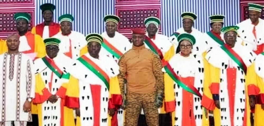 Ibrahim Traoré posa ao lado de juízes usando vestes tradicionais panafricanistas durante cerimônia oficial em Burkina Faso.