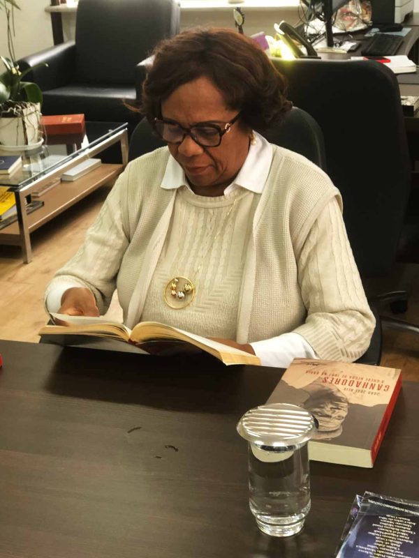 Eunice Prudente lendo o livro "A Justiça é uma mulher negra" (Foto: Primeiros Negros)