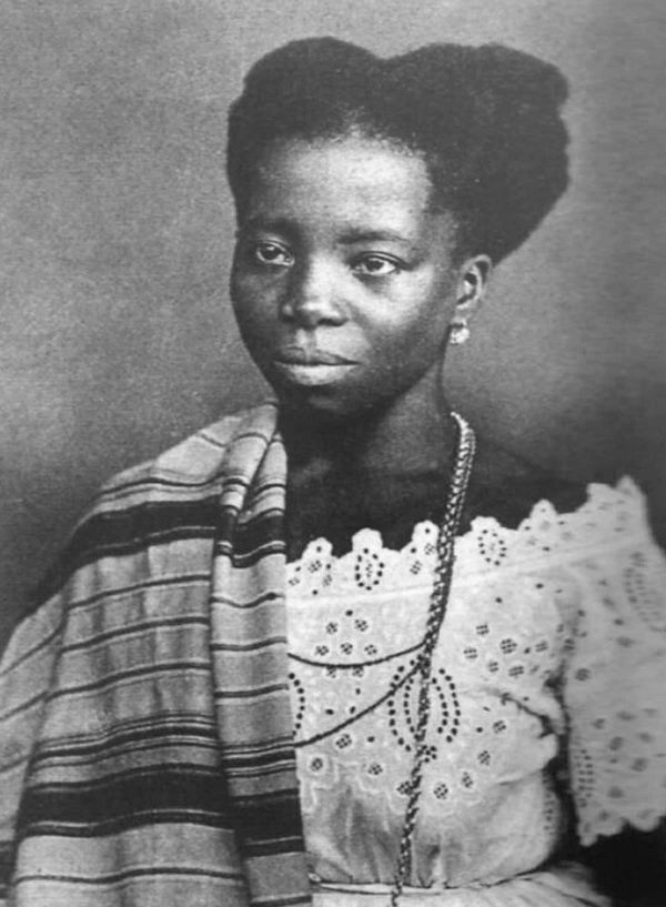 Hilária Batista de Almeida, "Tia Ciata", uma das tias baianas mais conhecidas, em 1854. A alas das baianas é uma referência à importância dessas senhoras para a organização do carnaval do Rio de Janeiro. (Foto: Divulgação do Acervo da Organização Cultural Remanescentes de Tia Ciata - ORCT)